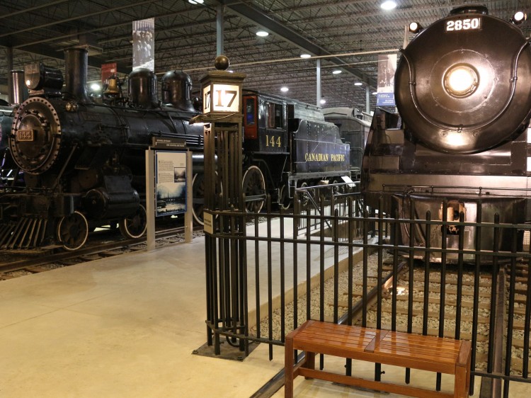 Locomotives et barrière de l'explorail